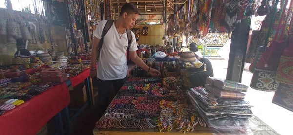 jangan lupa berbelanja souvenir di wisata Budaya Pampang