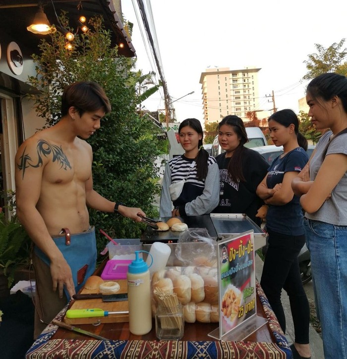 10 Potret Penjual Makanan Kekar yang Bikin Pengunjung Salah Fokus 10 Potret Penjual Makanan Kekar yang Bikin Pengunjung Salah Fokus