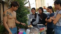 Penjual roti panggang ini mengalihkan perhatian para pembeli wanita. Berlokasi di Thailand, pria bernama Wonsakong Pintakeaw ini sehari-hari bekerja sebagai pelatih fitness. Namun sesekali ia membantu saudara perempuannya berjualan roti panggang di pinggir jalan. Foto: Mothership SG