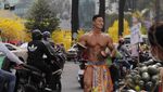 10 Potret Penjual Makanan Kekar yang Bikin Pengunjung Salah Fokus