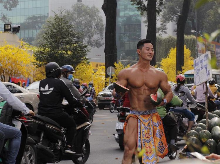 10 Potret Penjual Makanan Kekar yang Bikin Pengunjung Salah Fokus