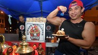 Binaragawan penjual makanan juga bisa ditemukan di Serawak, Malaysia. Namanya Aiwang Mohd Aizul yang sehari-hari jual burger salmon. Usahanya ini dilakoni untuk menambah penghasilan di tengah pandemi Covid-19. Foto: The Borneo Post