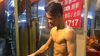 Tawarkan bak kwa alias dendeng China, inilah Siuhau Neo yang berjualan di Kuantan, Malaysia. Ia sengaja memamerkan perut sixpack dan otot lengannya yang kekar untuk menarik perhatian pelanggan. Foto: Mothership