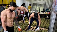 Toko durian bernama Bsamfruit di Chiang Mai, Thailand laris manis karena mempekerjakan pria-pria kekar sebagai pegawai. Mereka sigap memilihkan hingga membelah durian pesanan pembeli. Pihak Bsamfruit membenarkan beberapa pegawainya juga berprofesi sebagai model. Foto: Facebook Bsamfruit