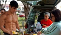 Dijuluki The Prince of Durian, inilah Jordan Yeoh yang sempat jualan durian di Malaysia. Foto-foto dirinya saat membelah durian dan melayani pembeli viral di media sosial. Diketahui kalau Jordan juga berprofesi sebagai YouTuber yang kerap mengunggah konten fitness. Foto: Shanghaiist