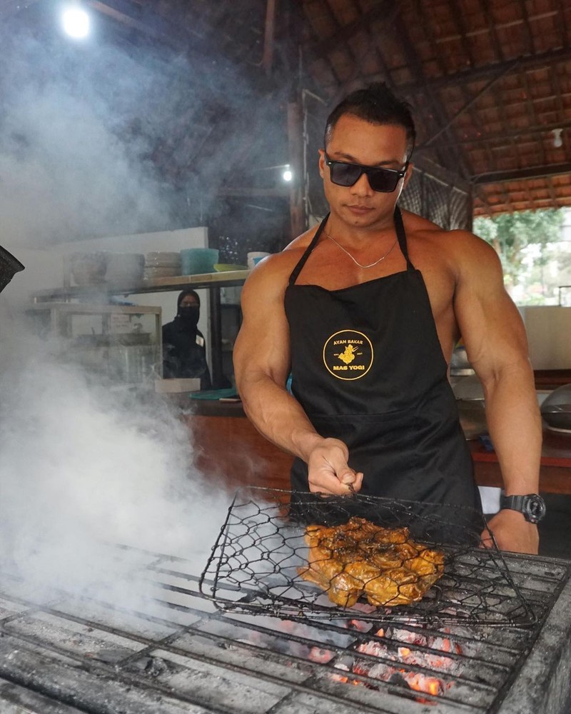 10 Potret Penjual Makanan Kekar yang Bikin Pengunjung Salah Fokus