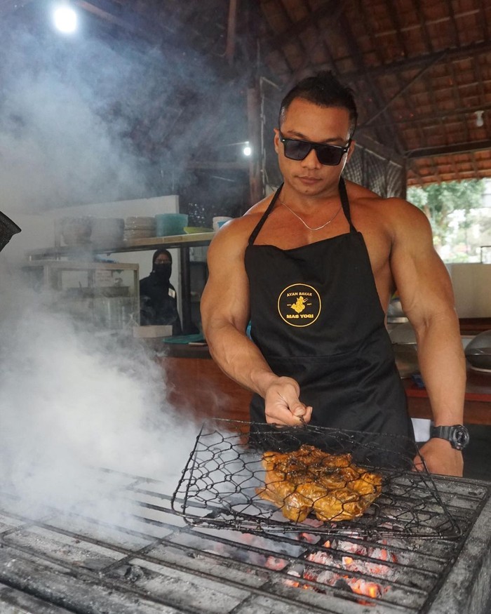 10 Potret Penjual Makanan Kekar yang Bikin Pengunjung Salah Fokus 10 Potret Penjual Makanan Kekar yang Bikin Pengunjung Salah Fokus