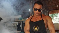 Di Yogyakarta ada penjual ayam bakar bertubuh kekar. Namanya Yogi yang juga berprofesi sebagai binaragawan. Yogi memilih jualan ayam bakar karena menu ini tergolong sehat, seperti menu yang dilahapnya sehari-hari. Foto: Instagram ayambakar_masyogi21