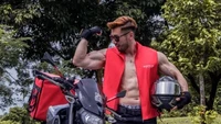 Selain penjual makanan, ada pengantar makanan bertubuh kekar yang sempat viral di Malaysia. Pengantar makanan ini berada di bawah naungan perusahaan Myoto Delivery Malaysia. Mereka siap membawa makanan ke depan pintu rumah pemesan. Foto: Facebook MYOTO Delivery Malaysia