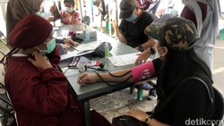 Vaksin booster COVID-19 mulai diberikan kepada lansia di Sukabumi hari ini. Jenis vaksin yang diberikan yakni AstraZeneca.