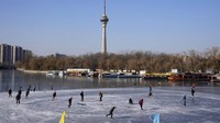 Warga berseluncur di danau beku di Beijing, China. Langkah-langkah itu menjaga jumlah kasus baru tetap rendah dibandingkan negara-negara lain yang menjadi hotspot Corona, seperti Amerika Serikat (AS) dan Eropa. China juga tengah berjuang mengatasi kemunculan wabah baru di berbagai kota di wilayahnya.