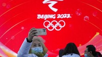 Anggota staf menghadiri latihan untuk upacara kemenangan di Beijing Medals Plaza of the Winter Olympics di Beijing, China, (3/1/2022). 