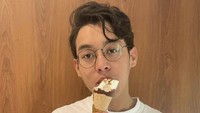 Tak hanya makanan gurih saja. Ardhito memang suka ngemil. Terutama sajian manis seperti es krim yang jadi teman bersantainya. Foto: Instagram Ardhito Pramono