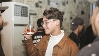 Merayakan salah satu acara dan tampil bermusik di sana. Ardhito unggah foto dirinya tengah menikmati minuman di kerumunan. Foto: Instagram Ardhito Pramono