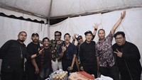 Manggung di Makassar, Ardhito bagikan keseruan acara makan-makan di belakang panggung bersama beberapa musisi lainnya yang ia sebut sebagai idolanya.Foto: Instagram Ardhito Pramono