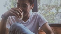 Jadi idolanya para remaja. Ardhito memang tampil keren dan kekinian, terutama saat sedang ngopi di kafe seperti ini. Foto: Instagram Ardhito Pramono