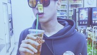Mampir ke salah satu supermarket, begini pose lucu Ardhito saat menikmati makanan dan minuman yang ia beli disana. Foto: Instagram Ardhito Pramono