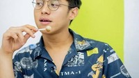 Ngemil permen lolipop, Ardhito terbukti gemar menyantap jajanan manis rupanya. Foto: Instagram Ardhito Pramono