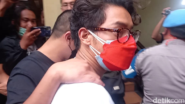 Artis Ardhito Pramono ditangkap polisi karena terlibat kasus narkoba. Dia dinyatakan positif menggunakan ganja. Bagaimana kabar terbarunya?