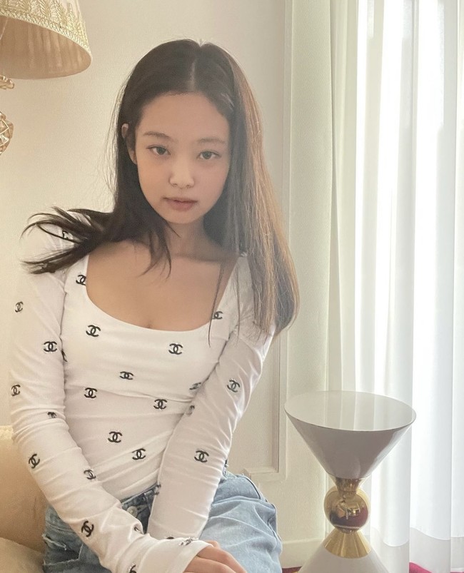 Jennie BLACKPINK langganan pamer foto bare face di Instagram. Kekasih G-Dragon itu bahkan pernah manggung tanpa make up di sebuah acara musik saat lagu ‘How You Like That’ memenangkan trofi pertama. Foto: dok Instagram @jennierubyjane