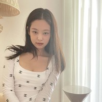 Jennie BLACKPINK langganan pamer foto bare face di Instagram. Kekasih G-Dragon itu bahkan pernah manggung tanpa make up di sebuah acara musik saat lagu ‘How You Like That’ memenangkan trofi pertama. Foto: dok Instagram @jennierubyjane