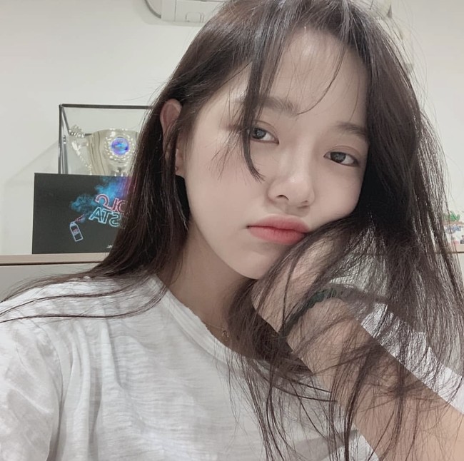 Kim Sejeong terlihat tak jauh berbeda saat mengenakan make up maupun tidak. Saat mengunggah foto bare face-nya, pemain drama Korea The Uncanny Counter itu menyihir netizen dengan kecantikannya. Foto: dok Instagram @gu9udan