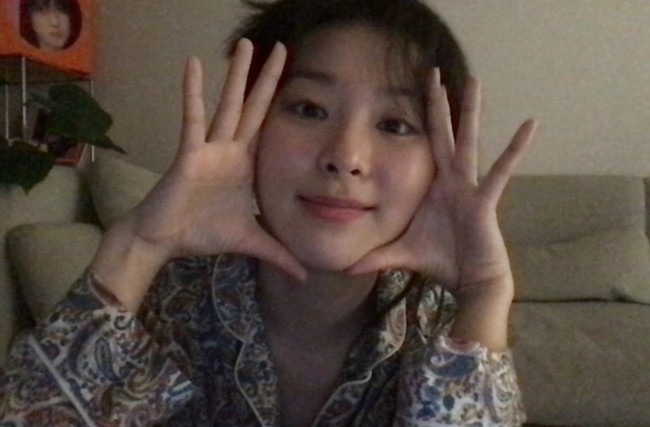 Seulgi Red Velvet belum lama memamerkan potret tanpa make up saat bersantai di kediamannya. Dia juga pernah tampil bare face selama tinggal di hutan Meksiko untuk acara Law of the Jungle. Foto: dok Instagram @hi_sseulgi