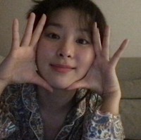 Seulgi Red Velvet belum lama memamerkan potret tanpa make up saat bersantai di kediamannya. Dia juga pernah tampil bare face selama tinggal di hutan Meksiko untuk acara Law of the Jungle. Foto: dok Instagram @hi_sseulgi