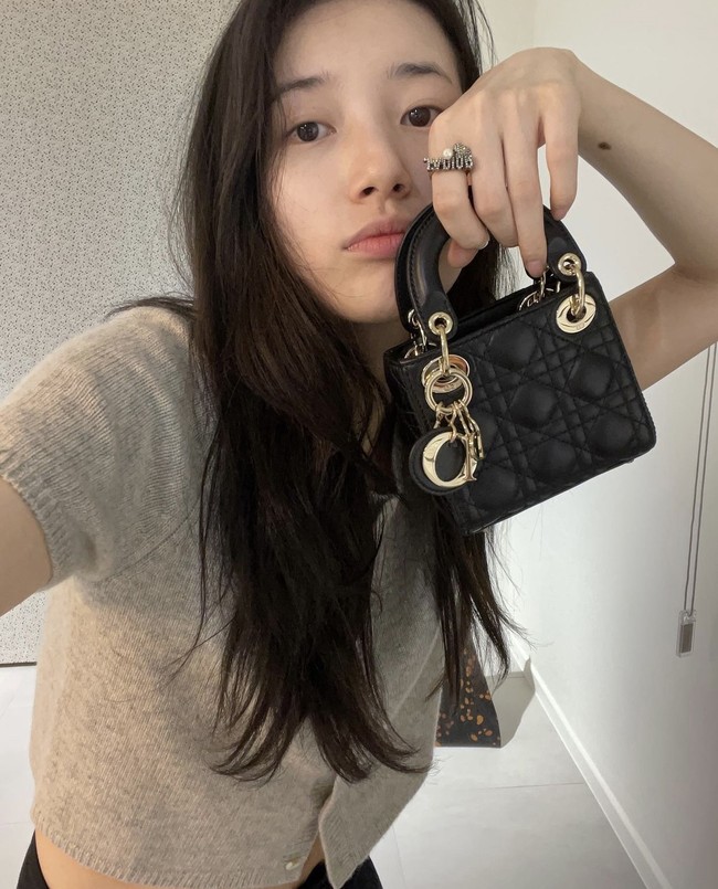 Suzy membuktikan kecantikan alaminya dengan wajah tanpa makeup. Bahkan tak ragu tampil bareface untuk postingan endorse Dior. Foto: dok Instagram @skuukzky