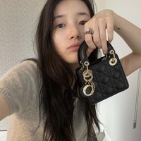 Suzy membuktikan kecantikan alaminya dengan wajah tanpa makeup. Bahkan tak ragu tampil bareface untuk postingan endorse Dior. Foto: dok Instagram @skuukzky