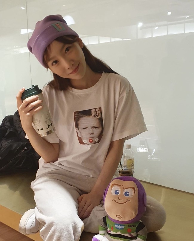 Pelantun lagu ‘Weekend’ ini tak jarang menyapa penggemar dengan mengadakan live Instagram tanpa make up. Beberapa unggahan Instagram-nya menampilkan wajah alami Taeyeon. Foto: dok Instagram @taeyeon_ss