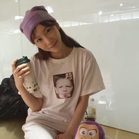 Pelantun lagu ‘Weekend’ ini tak jarang menyapa penggemar dengan mengadakan live Instagram tanpa make up. Beberapa unggahan Instagram-nya menampilkan wajah alami Taeyeon. Foto: dok Instagram @taeyeon_ss