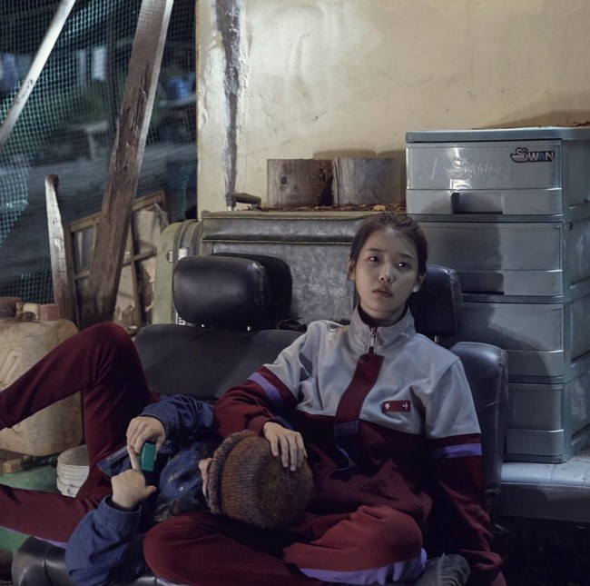 IU dikenal sebagai pemilik wajah baby face yang dinilai lebih cantik tanpa make up. Salah satu unggahannya menampilkan IU di sela-sela syuting drama Korea Persona yang terlihat polos tanpa riasan. Foto: dok Instagram @dlwlrma