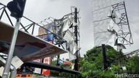 Baliho tersebut roboh sekitar pukul 13.30 WIB.  