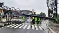 Baliho itu roboh hingga menutup sebagian akses jalan.  