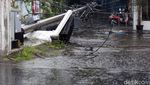 Baliho Jumbo di Sleman Ini Roboh Dihajar Angin dan Hujan Deras