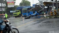 Lalu lalu lintas pun mati karena jaringan listriknya terputus.