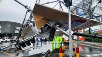 Hujan deras dan angin kencang yang melanda Kabupaten Sleman siang membuat baliho berukuran jumbo roboh, Rabu (12/1/2022).