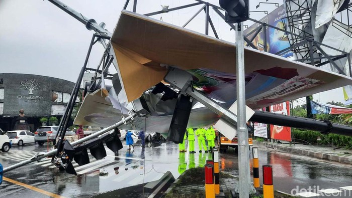 Baliho Jumbo di Sleman Ini Roboh saat Hujan Deras Hujan disertai angin kencang membuat baliho berukuran jumbo di Sleman, roboh. Baliho ini roboh menutupi jalan di simpang empat Jalan Affandi, Condongcatur, Depok, Sleman.