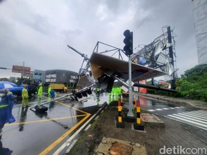 Baliho Berukuran Jumbo di Perempatan Concat Sleman Roboh