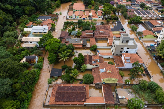 banjir brazil CONCEICAO DO PARA, BRAZIL - JANUARY 11: Aerial view of an ParΓ‘ river overflowing near the Rio Para bridge on January 11, 2022 in Conceicao do Para, Brazil. Heavy rain over the weekend caused landslides and floods in the Minas Gerais region. A maximum alert was issued due to the risk of the Carioca dam in Para de Minas bursting as a result of intense rains. (Photo by Pedro Vilela/Getty Images)