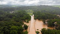 Foto udara menunjukan banjir memutuskan jembatan di Minas Gerais, Brasil, Selasa, (11/1/2022). (Foto: Getty Images/Pedro Vilela).