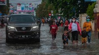 Curah hujan tinggi di daerah tersebut menyebabkan banjir setinggi 30 hingga 70 sentimeter di beberapa tempat di Kabupaten Lebak.