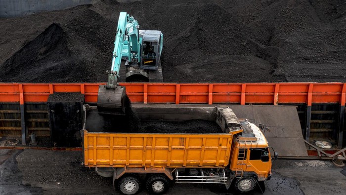 Pekerja menunjukkan batu bara di Pelabuhan PT Karya Citra Nusantara (KCN), Marunda, Jakarta, Rabu (12/1/2022). Pemerintah telah mencabut kebijakan larangan ekspor batu bara secara bertahap dengan pertimbangan terkait mekanisme ekspor dan pemenuhan Domestic Market Obligation (DMO) hingga ekspor untuk perusahaan batu bara yang tidak memiliki kontrak dengan PLN atau yang spesifikasi batu baranya tidak dibutuhkan PLN. ANTARA FOTO/M Risyal Hidayat/foc.
