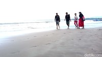 Pengunjung mengaku datang di hari kerja karena kondisi pantai tidak terlalu ramai.
