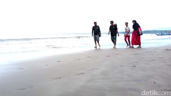 Begini Kondisi Pantai Pangandaran di Weekday Meski hari kerja, Pantai Pangandaran tetap dikunjungi wisatawan. Pengunjung mengaku datang di hari kerja karena kondisinya tidak terlalu ramai.