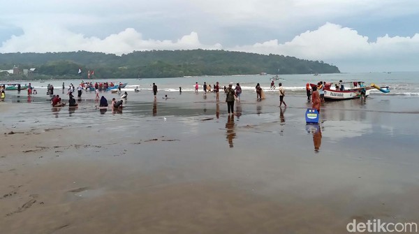 Kepala Dinas Pariwisata dan Kebudayaan Kabupaten Pangandaran Tonton Guntari mengatakan pada Selasa (11/1/2022) kemarin total wisatawan yang masuk Pantai Pangandaran sebanyak 5.059 orang.