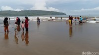 Kondisi pantai yang tidak terlalu ramai, membuat pengunjung nyaman menikmati suasana pantai.