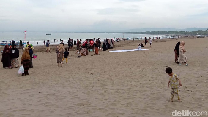 Meski hari kerja, Pantai Pangandaran tetap dikunjungi wisatawan. Pengunjung mengaku datang di hari kerja karena kondisinya tidak terlalu ramai.