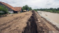 Saat ini kondisi tanggul tengah diperbaiki.
